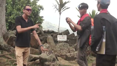 Sampul folder With Bule (Situs Gunung Padang)