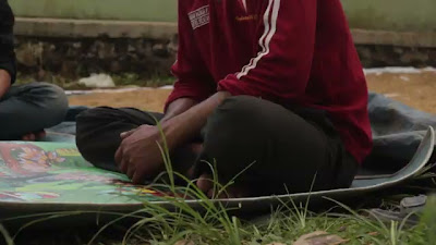 Sampul folder With Pak Yang Lagi Nganuin Padi